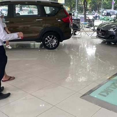 Ôtô bị vạ lây chứng khoán, bất động sản