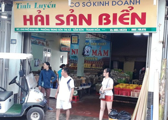 Phát hiện 2 cửa hàng hải sản ở Sầm Sơn bán tôm bơm tạp chất độc hại - Ảnh 2.