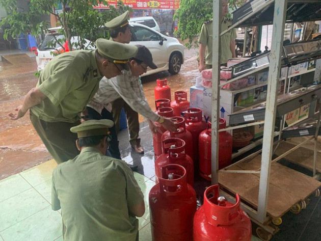 Phát hiện đường dây nghi sang chiết gas lậu làm giả tem... chống hàng giả! - Ảnh 2.