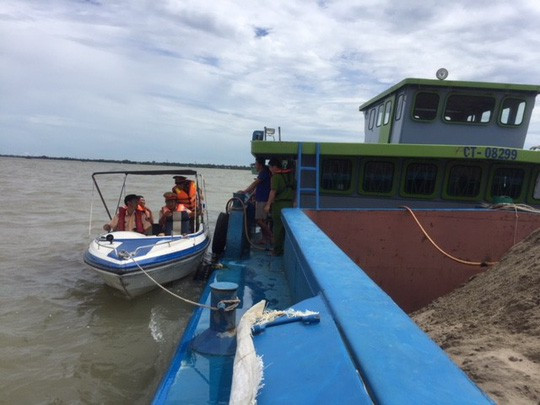 Phát hiện hàng loạt sà lan chở cát có hóa đơn nghi là giả