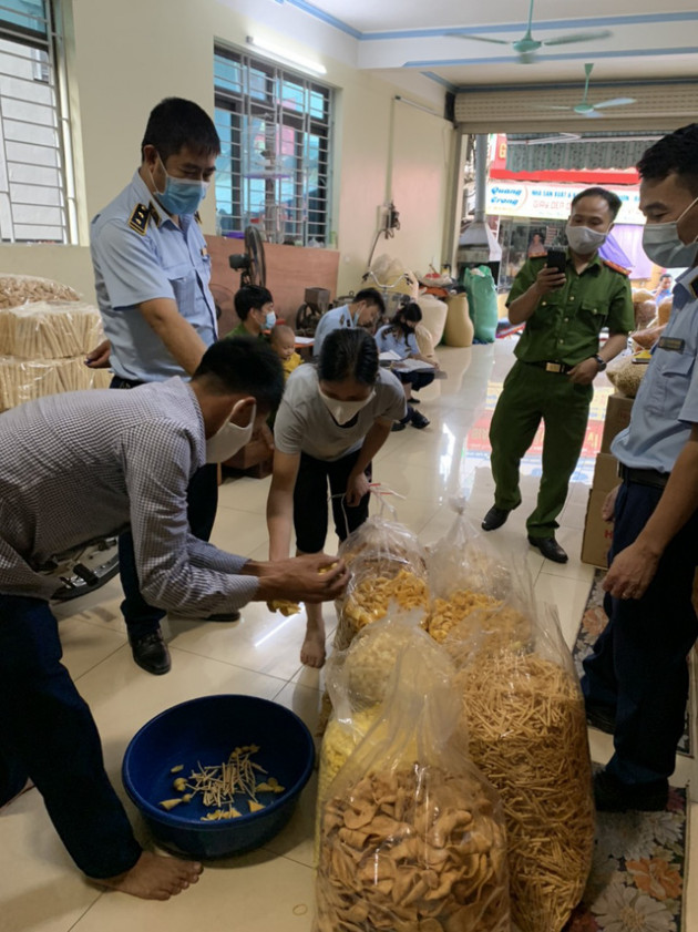 Phát hiện hàng trăm sản phẩm bánh trung thu không rõ nguồn gốc xuất xứ - Ảnh 2.