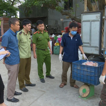 Phát hiện xe ô tô vận chuyển hàng trăm kg bì lợn tươi không rõ nguồn gốc tại Hưng Yên