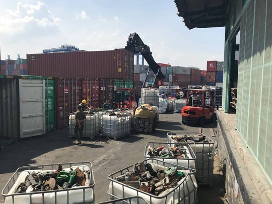 Phế liệu, rác thải công nghiệp ngụy trang trong 20 container máy móc