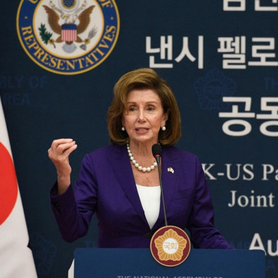 Phía sau phút bối rối của bà Pelosi