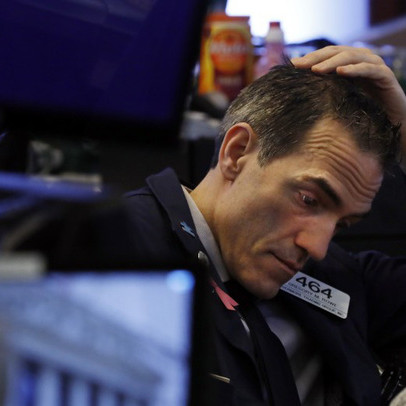 Phố Wall bất ngờ bị bán tháo mạnh, Dow Jones mất hơn 800 điểm, cổ phiếu công nghệ đồng loạt lao dốc