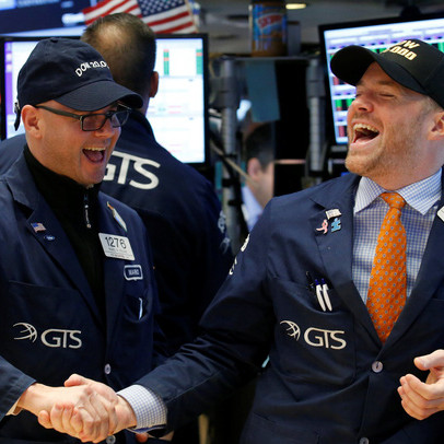 Phố Wall đồng loạt khởi sắc khi cổ phiếu công nghệ hồi phục, Dow Jones tăng hơn 350 điểm