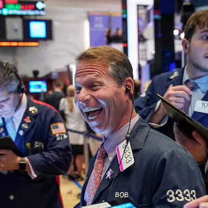 Phố Wall hồi phục sau tuần tồi tệ nhất kể từ tháng 10, Dow Jones tăng hơn 200 điểm