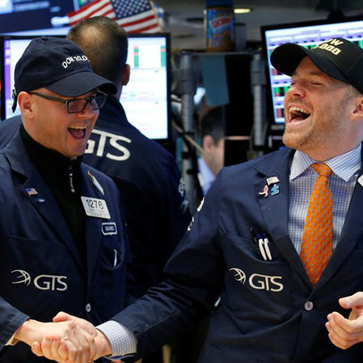 Phố Wall hứng khởi trước thông tin tích cực về vắc-xin và bình luận của Chủ tịch Fed, Dow Jones bứt phá hơn 900 điểm