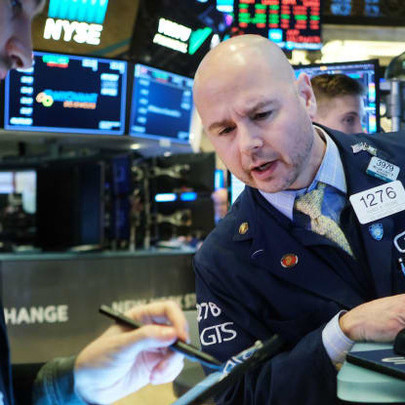 Phố Wall khởi sắc sau cú rớt điểm ngay khi bắt đầu phiên, Dow Jones tăng gần 200 điểm, Amazon giúp S&P 500 và Nasdaq lập đỉnh