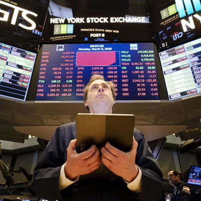 Phố Wall trái chiều khi chờ đợi cuộc họp của Fed, Dow Jones chấm dứt đà tăng 6 phiên liên tiếp, Nasdaq lần đầu tiên chạm mốc 10.000 điểm