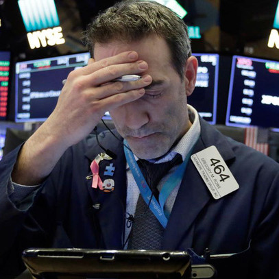 Phố Wall trượt khỏi đỉnh lịch sử, Dow Jones có lúc mất hơn 200 điểm