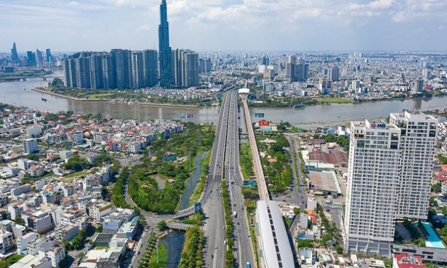 [Photo Essay] TPHCM: Metro số 1 sắp đi vào hoạt động, giá chung cư dọc tuyến metro chạm mốc 450 triệu đồng/m2