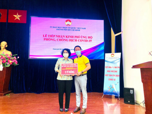 PNJ ủng hộ 2 tỷ đồng kinh phí mua vaccine phòng chống dịch Covid-19 - Ảnh 1. PNJ ủng hộ 2 tỷ đồng kinh phí mua vaccine phòng chống dịch Covid-19 - Ảnh 1.