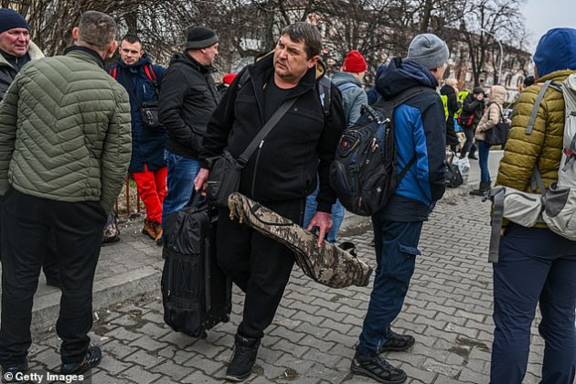 Rời Anh tới Ukraine chiến đấu, người đàn ông tháo chạy chỉ sau 5 ngày trốn trong ngôi nhà an toàn - Ảnh 1.