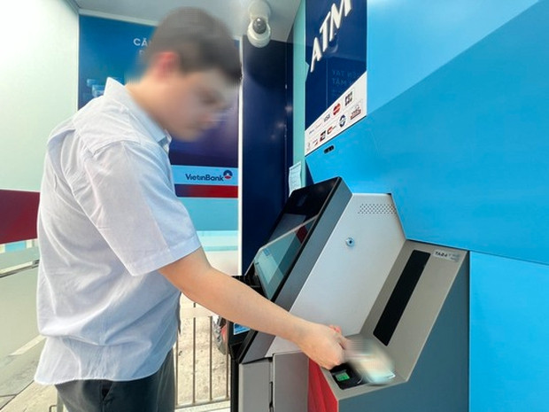 Rút tiền tại ATM bằng căn cước công dân: Mất tiền ai chịu trách nhiệm?