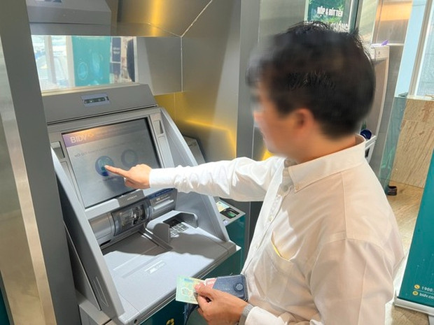 Rút tiền tại ATM bằng căn cước công dân: Mất tiền ai chịu trách nhiệm? - Ảnh 2.