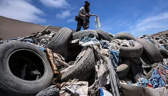 Sa mạc Atacama: Nơi được ví như Sao Hỏa của Trái đất biến thành bãi rác khổng lồ minh chứng cho sự dư thừa của nhân loại - Ảnh 4.