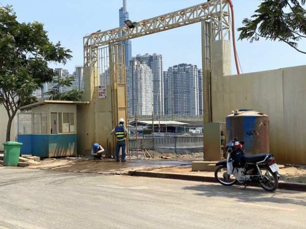 Sài Gòn đường phố vắng tanh, công trường vẫn tấp nập thi công - Ảnh 10.