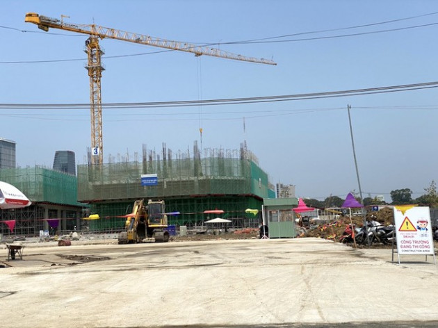 Sài Gòn đường phố vắng tanh, công trường vẫn tấp nập thi công - Ảnh 11.