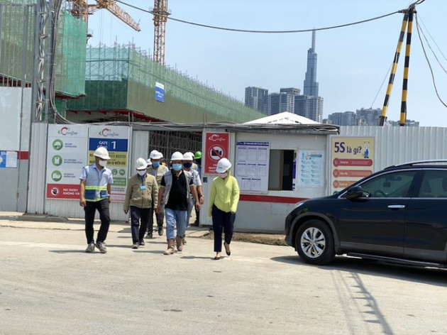 Sài Gòn đường phố vắng tanh, công trường vẫn tấp nập thi công - Ảnh 13.