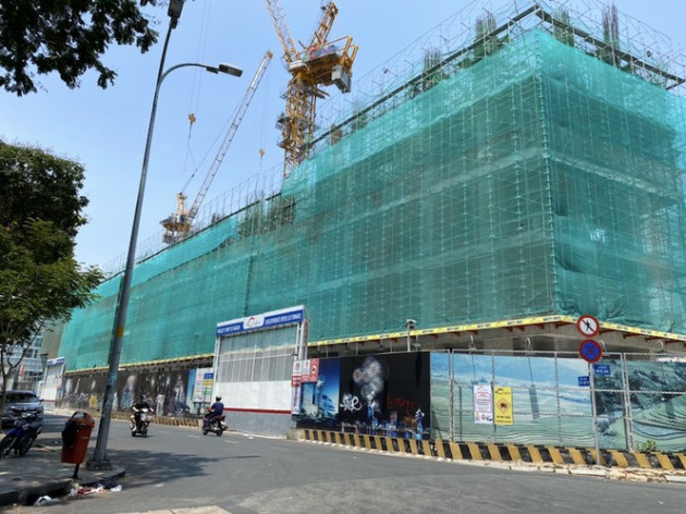 Sài Gòn đường phố vắng tanh, công trường vẫn tấp nập thi công - Ảnh 14.