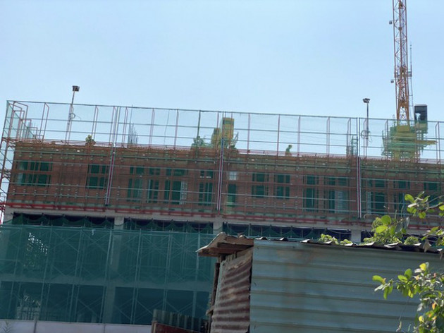 Sài Gòn đường phố vắng tanh, công trường vẫn tấp nập thi công - Ảnh 3.