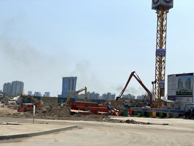 Sài Gòn đường phố vắng tanh, công trường vẫn tấp nập thi công - Ảnh 5.