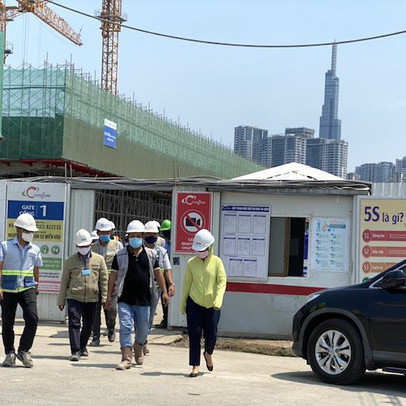 Sài Gòn đường phố vắng tanh, công trường vẫn tấp nập thi công