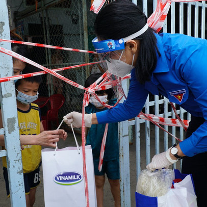 San sẻ khó khăn mùa dịch, Vinamilk tặng 45.000 phần quà cho người dân gặp khó khăn tại TP.HCM, Bình Dương, Đồng Nai