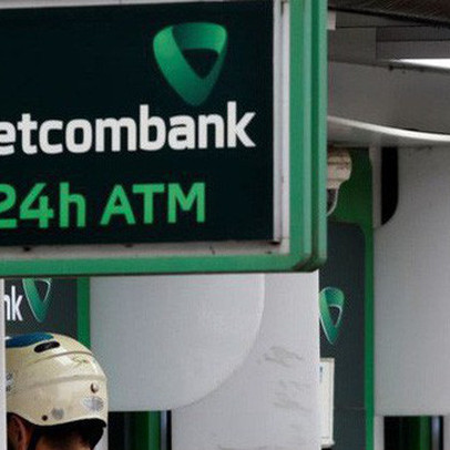 Sau 2 tháng tạm ngưng theo chỉ đạo của NHNN, Vietcombank lại tăng phí rút tiền ATM nội mạng theo kế hoạch ban đầu