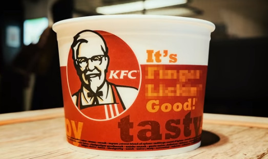  Sau 64 năm, KFC phải ngừng dùng slogan ‘Vị ngon trên từng ngón tay’ vì không ‘hợp thời’ với Covid-19 - Ảnh 1.