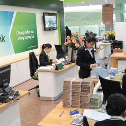 Sau khi Vietcombank tăng phí dịch vụ, nhiều ngân hàng khác "tranh thủ" miễn phí để hút khách