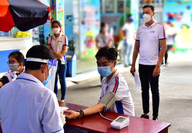 SCB hỗ trợ cho CBNV có hoàn cảnh khó khăn do ảnh hưởng Covid-19 - Ảnh 2.