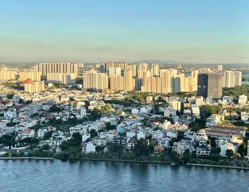 Siết tín dụng chưa chắc hạ được sốt nhà, đất - Ảnh 1.