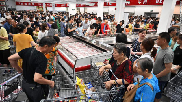 Siêu thị Costco ngày đầu khai trương ở Trung Quốc: Chen lấn xô đẩy ở bên trong, giao thông tê liệt ở bên ngoài, phải đóng cửa sớm vì quá hỗn loạn - Ảnh 1.