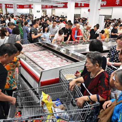 Siêu thị Costco ngày đầu khai trương ở Trung Quốc: Chen lấn xô đẩy ở bên trong, giao thông tê liệt ở bên ngoài, phải đóng cửa sớm vì quá hỗn loạn