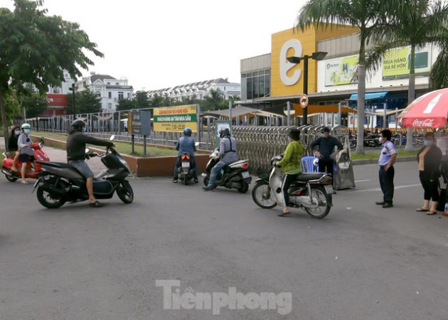 Siêu thị Emart bất ngờ đóng cửa, người dân TPHCM bối rối tìm chỗ mua thực phẩm - Ảnh 12.