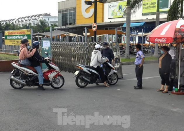 Siêu thị Emart bất ngờ đóng cửa, người dân TPHCM bối rối tìm chỗ mua thực phẩm - Ảnh 7.