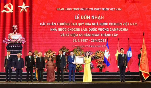 Sinh nhật tuổi 65, BIDV được đón nhận nhiều Huân chương cao quý - Ảnh 1.