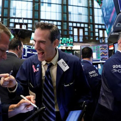 Số đơn trợ cấp thất nghiệp tiếp tục tăng, Dow Jones vẫn tăng gần 400 điểm, kết thúc chuỗi giảm điểm 3 phiên liên tiếp