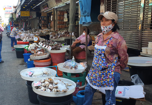 Sợ giá loạt mặt hàng thiết yếu tăng ồ ạt giữa cao điểm Covid-19, Thái Lan, Malaysia và Trung Quốc đã làm gì? - Ảnh 2.