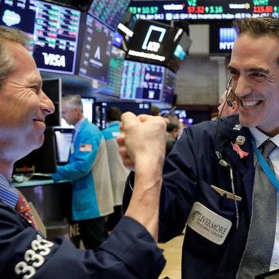 Số liệu kinh tế khả quan, S&P 500 và Nasdaq chạm mức cao nhất mọi thời đại, cổ phiếu Apple tiếp tục lập đỉnh