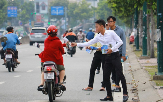 Sợ phạt tiền, môi giới đổ xô đi thi chứng chỉ hành nghề - Ảnh 1.