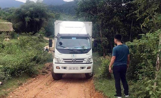 Sốc: Dầu bẩn đổ vào nước sạch sông Đà được dùng để... bẫy chuột! - Ảnh 2.