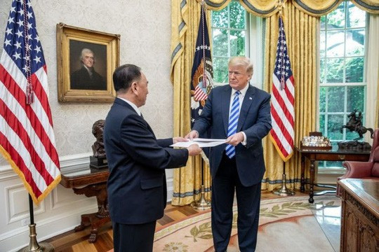 Soi bức thư "khổng lồ" ông Kim gửi ông Trump