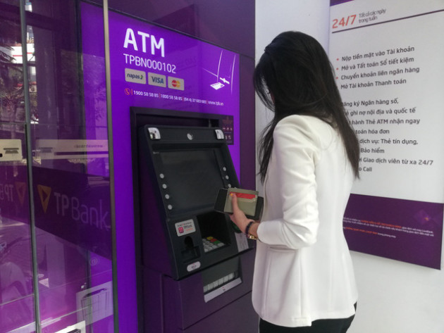 Sớm chuyển đổi sang thẻ chip để giảm mối lo mất tiền - Ảnh 1.