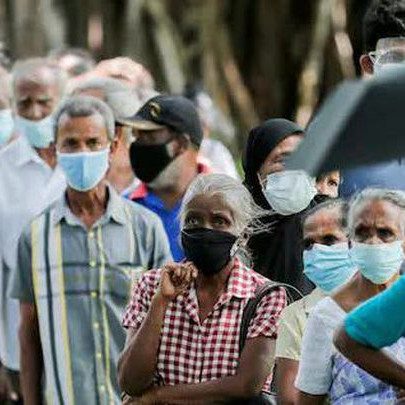 Sri Lanka: Bác sĩ soi đèn pin để mổ vì thiếu điện, hàng nghìn người có thể sẽ chết vì khan hiếm thuốc