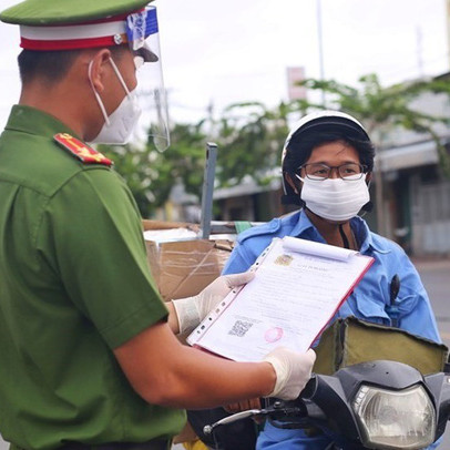 Tại sao có tình trạng 50 F0 ở TPHCM vẫn được cấp giấy đi đường?