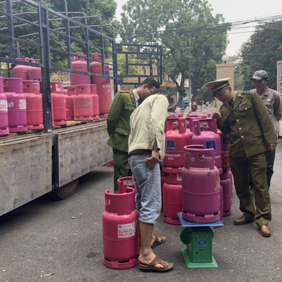 Tạm giữ hàng trăm chai LPG mang nhãn hiệu Petro Vietnam để xác minh làm rõ