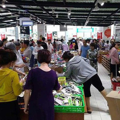 ‘Tàn phá’ siêu thị Auchan: Người tiêu dùng thua cuộc